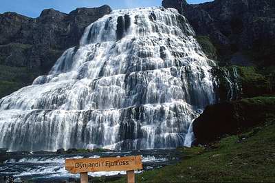 Dynjandi Wasserfall mit Holzschild mit Namen in Vordergrund