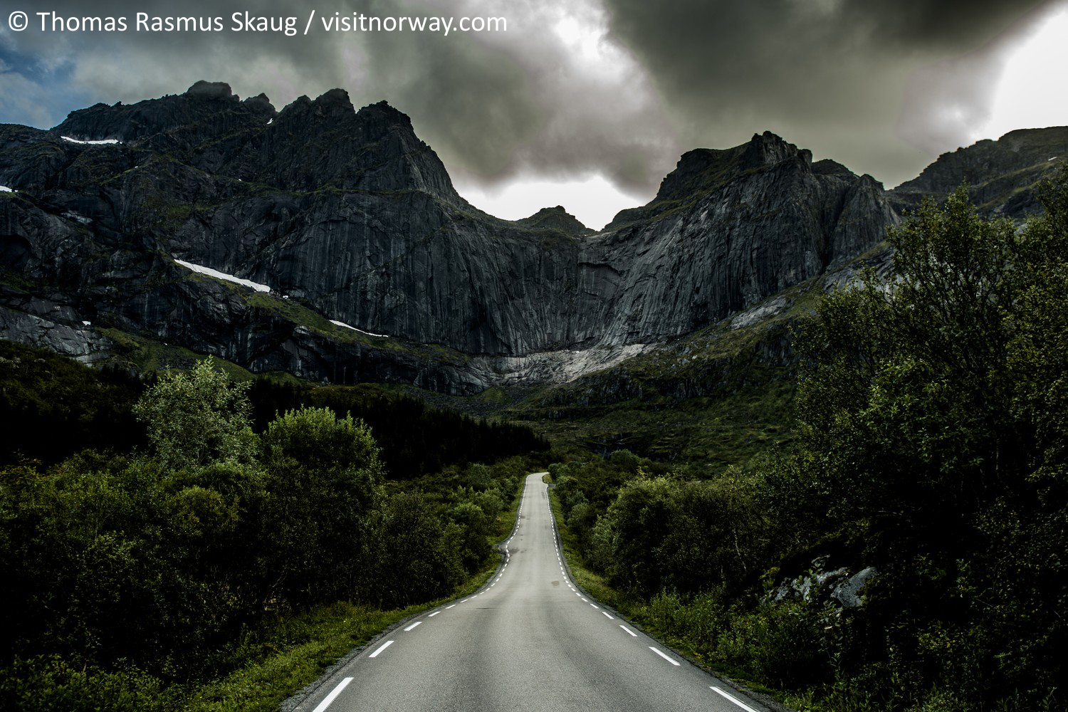 Asphaltstra�e in den Lofoten mit Bergen in Hintergrund