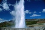 Der eruptierende Strokkur Geysir. Das Wasser steigt zum leicht bew�lkten Himmel hinauf