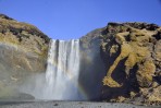 Der Skogafoss Wasserfall mit einem Regenbogen