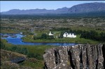 Weite Aussicht auf den Thingvellir Nationalpark mit einen Fluss der vor wei�en H�usern flie�t