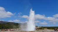 Eruptierender Strokkur Geysir mit Touristen in Hintergrund