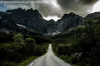 Asphaltstra�e in den Lofoten mit Bergen in Hintergrund